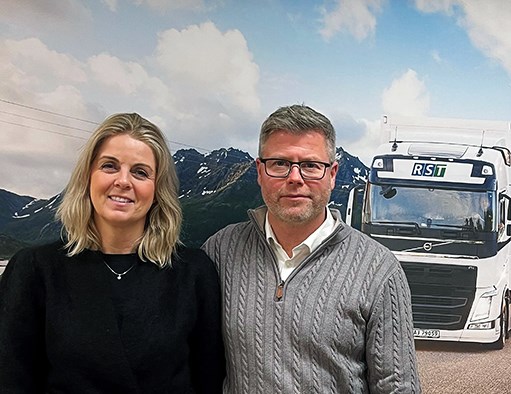 Økonomiansvarlig Lillian M. Sæther og daglig leder Richard Sæther i RST Logistics AS.